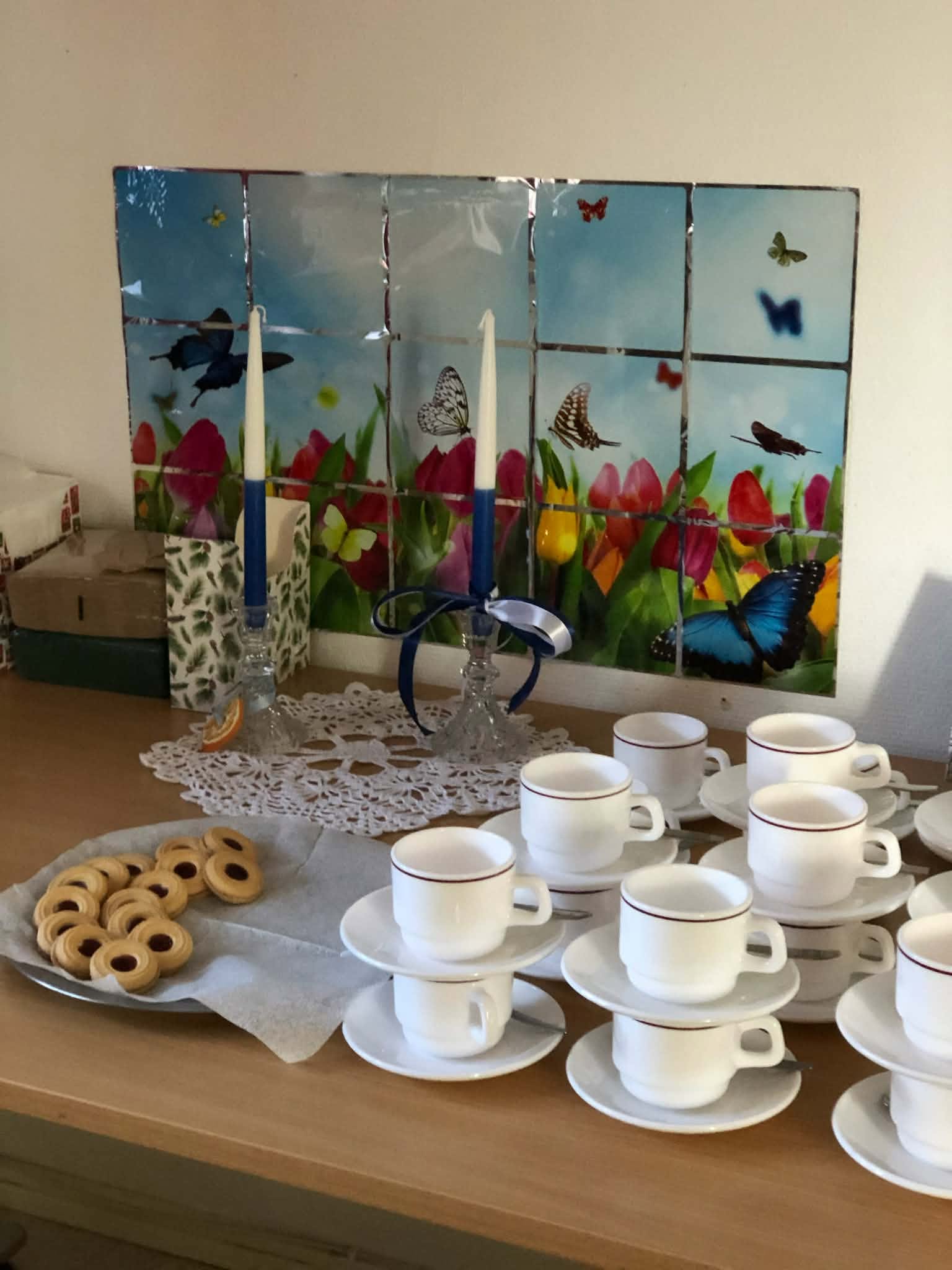 Dukat fikabord med kaffekoppar, kringlor och blommor